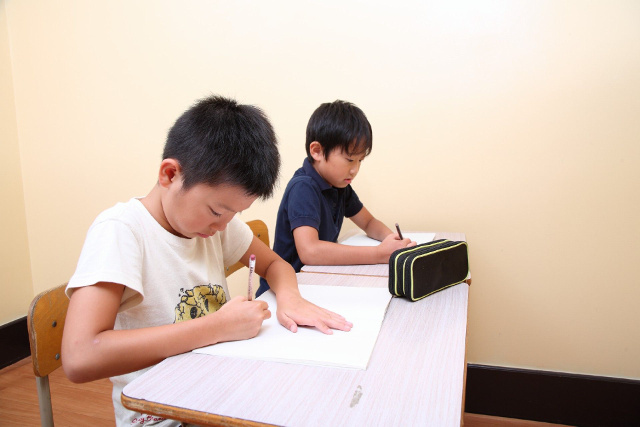 十和田市の個別指導塾で並んで勉強している男の子