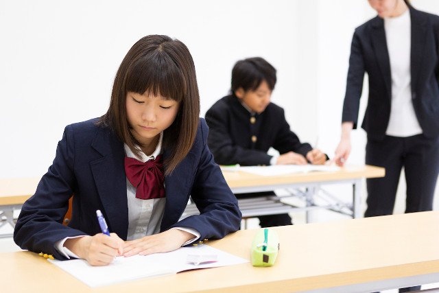 十和田市の塾で勉強している女子生徒