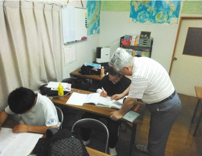 十和田市の個別指導塾、下田学習塾で勉強を教わる男子生徒